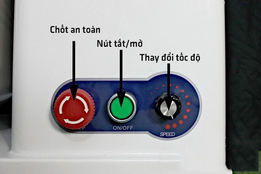 Các nút điều khiển của máy trộn bột với nhiều nấc thay đổi tốc độ trộn bột.