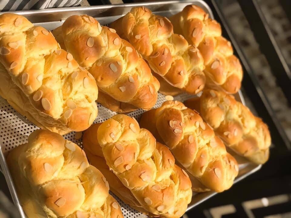 Bánh chín vàng đều, đẹp mắt vừa được cho ra khỏi lò