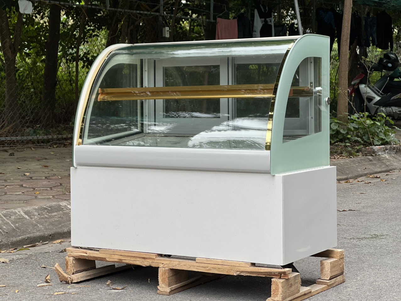 Tủ trưng bày kính cong thực tế tại Xuân Thực