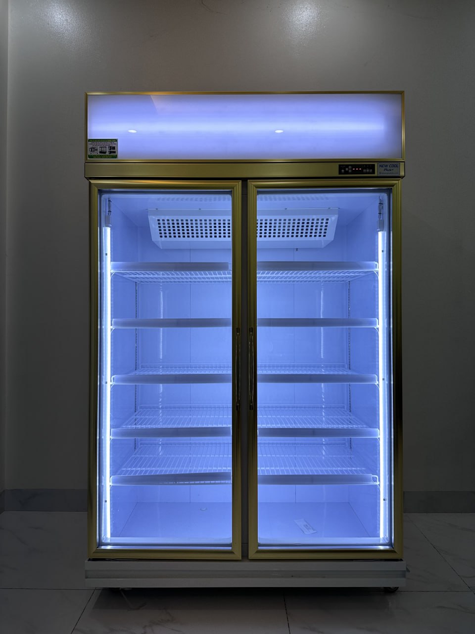 Hệ thống đèn LED giúp khách hàng có thể nhìn thấy bánh từ bên ngoài