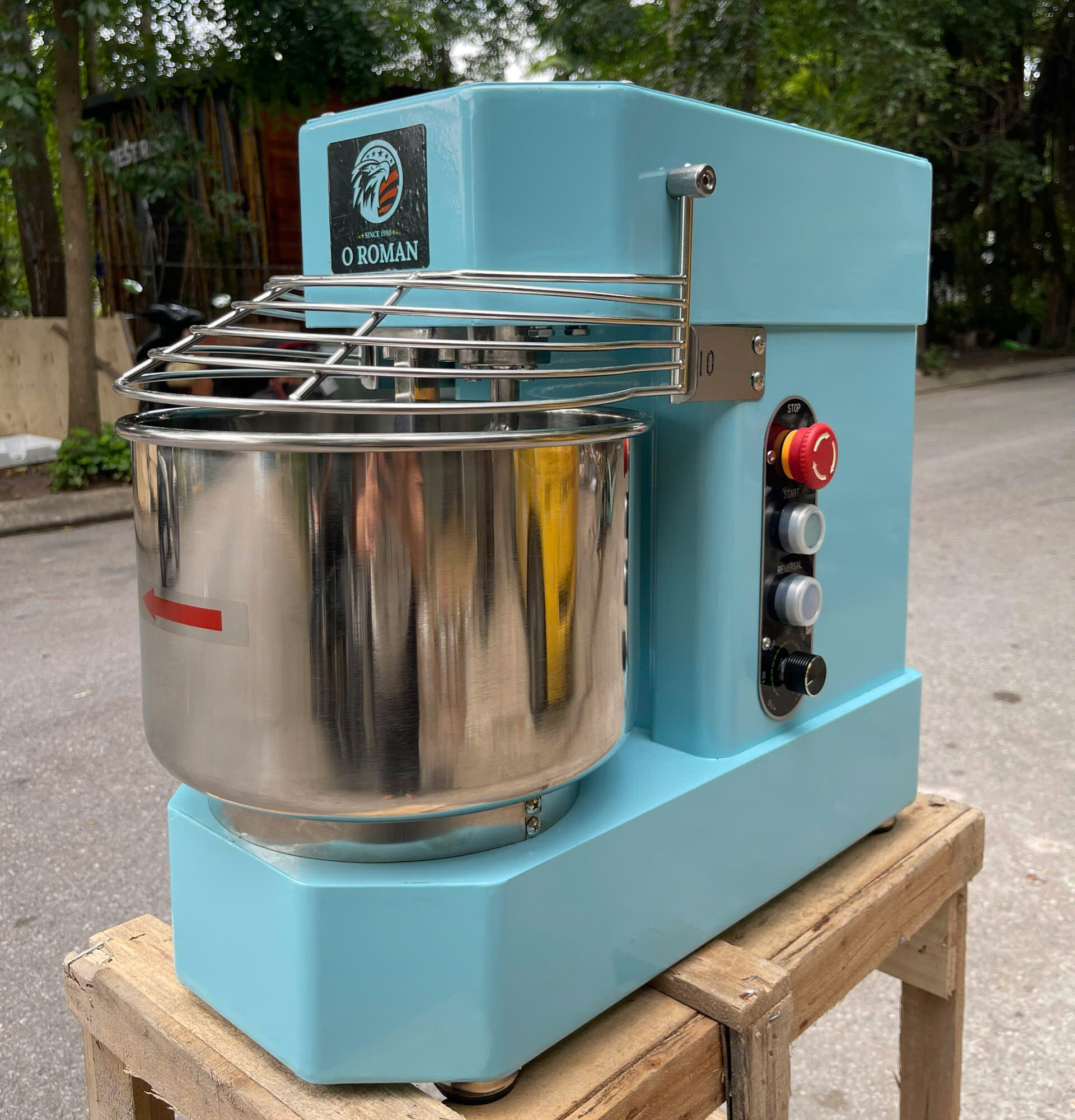 Máy trộn bột SD-10 hãng OROMAN với dung tích 10L, thiết kế nhỏ và tiện dụng.