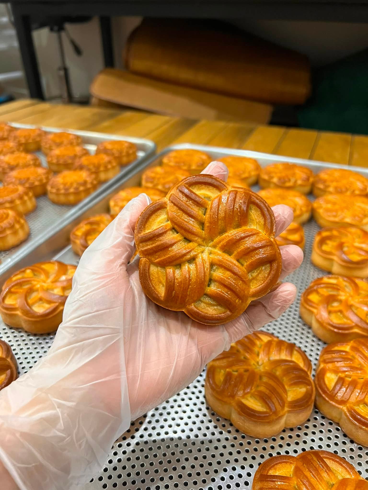 Bánh cần quét 1 lớp dầu mỏng đều lên bề mặt để không bị khô