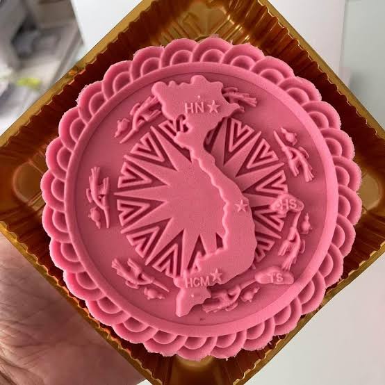 Bánh Trung thu với biểu tượng chữ S và bản đồ dân tộc Việt Nam
