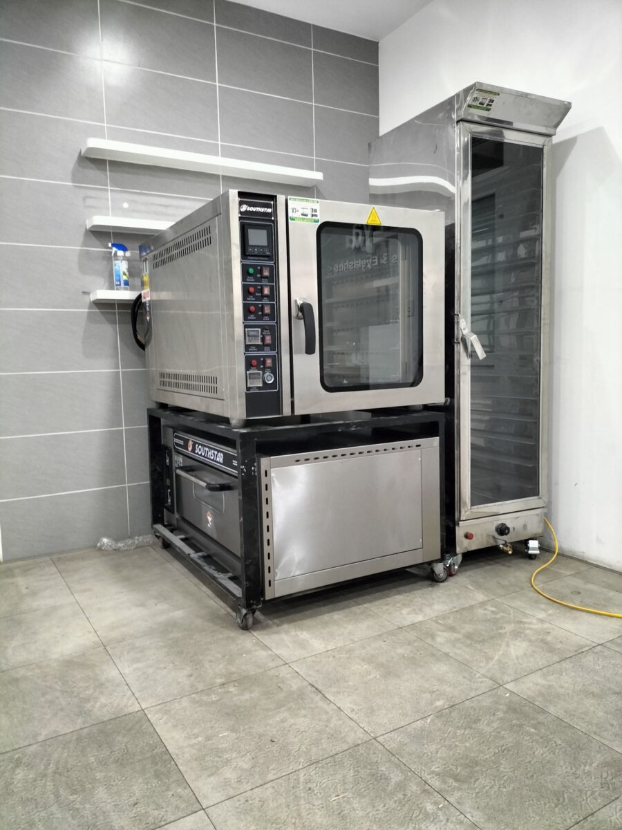Lò nướng và tủ ủ lắp đặt tại nhà khách.